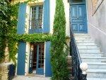 A 1/4 d'heure d'Uz�s, Maison en pierre de 320m� avec cour et terrasse 