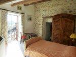 A 1/4 d'heure d'Uz�s, Maison en pierre de 320m� avec cour et terrasse 