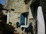 A 1/4 d'heure d'Uz�s, Maison en pierre de 320m� avec cour et terrasse 