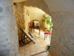 A 1/4 d'heure d'Uz�s, Maison en pierre de 320m� avec cour et terrasse 