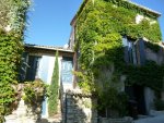A 1/4 d'heure d'Uz�s, Maison en pierre de 320m� avec cour et terrasse 