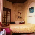 Petite maison en pierre.