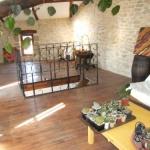 5km d'Uz�s, Batiment en pierres de 254 m� !