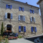 Maison en pierre avec cour et terrasse !!!