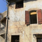 5km d'Uz�s, Maison de village de 140m� � r�nover.