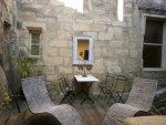 Uz�s - Ensemble immobilier : 2 apparts + local ccial.