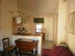 Uz�s - Ensemble immobilier : 2 apparts + local ccial.