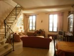 Uz�s - Ensemble immobilier : 2 apparts + local ccial.