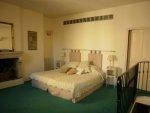 Uz�s - Ensemble immobilier : 2 apparts + local ccial.