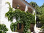 Grande maison avec jardin dans un petit villade proche de remoulins